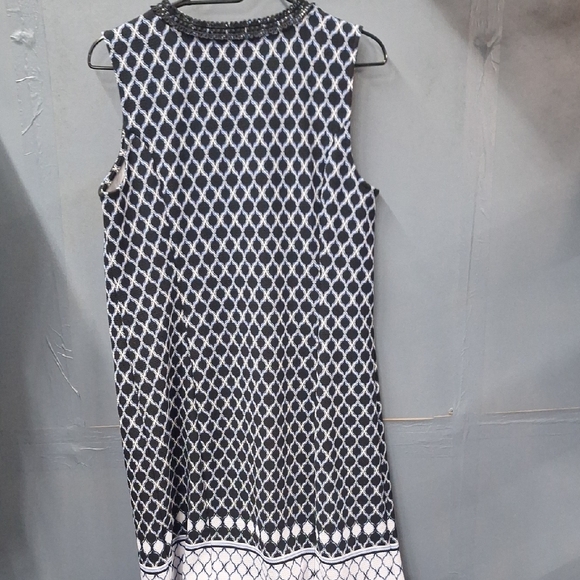 Blue and White Sleeveless V-Neck Sheath Dress - Picture 7 of 7